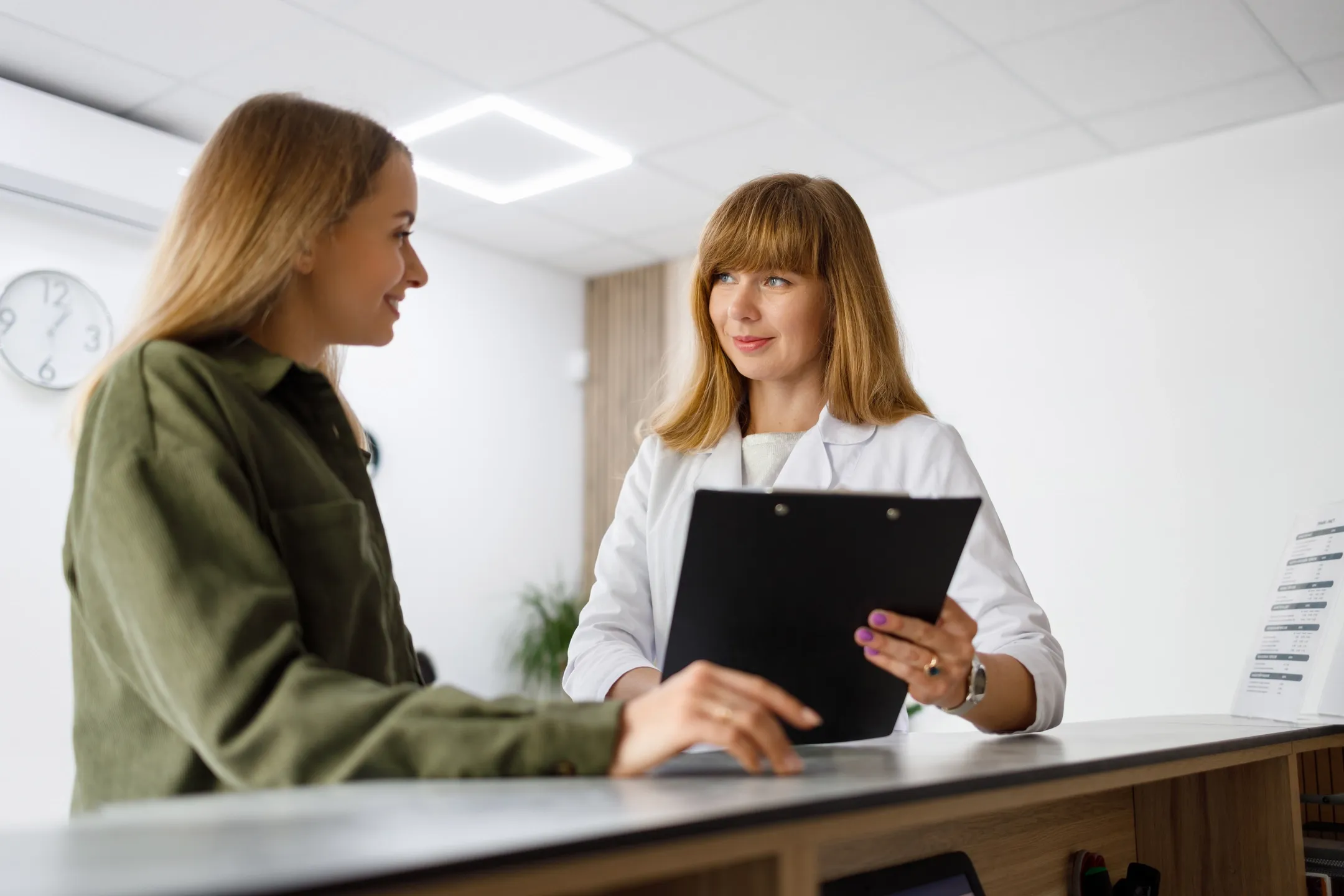 Aerztin erklaert einer Patientin die diagnostischen Ergebnisse