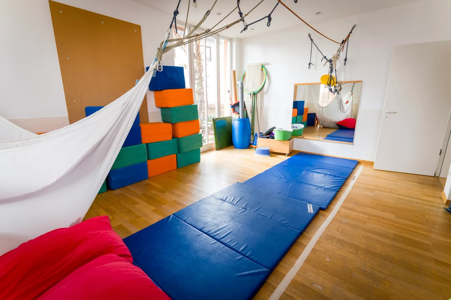 Großzügiger Motorikraum in der Praxis Riem