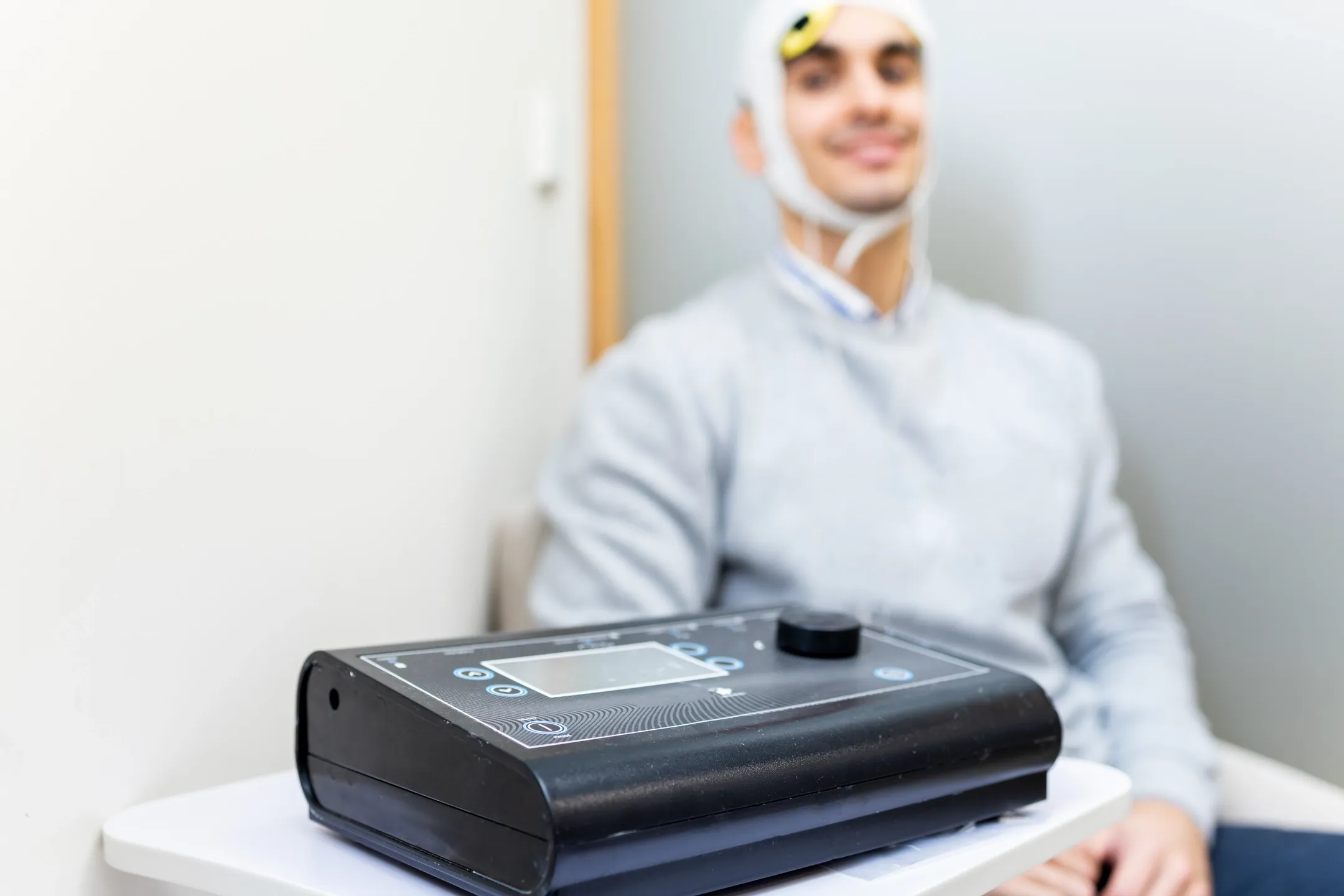 Junger Mann in psychologischer Sitzung mit tDCS-Behandlung